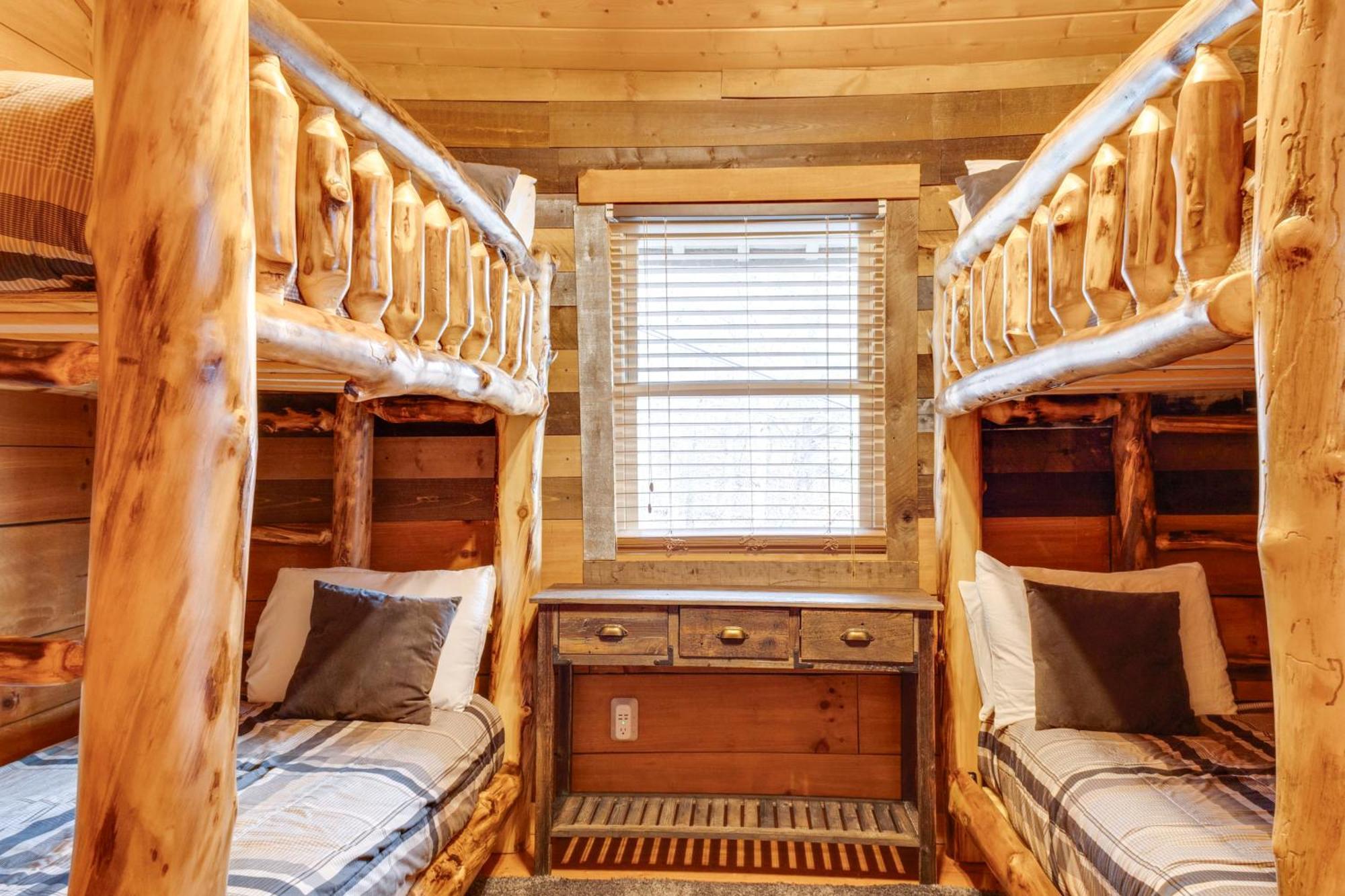Spacious Gatlinburg Cabin With Hot Tub And Game Room! Exterior photo